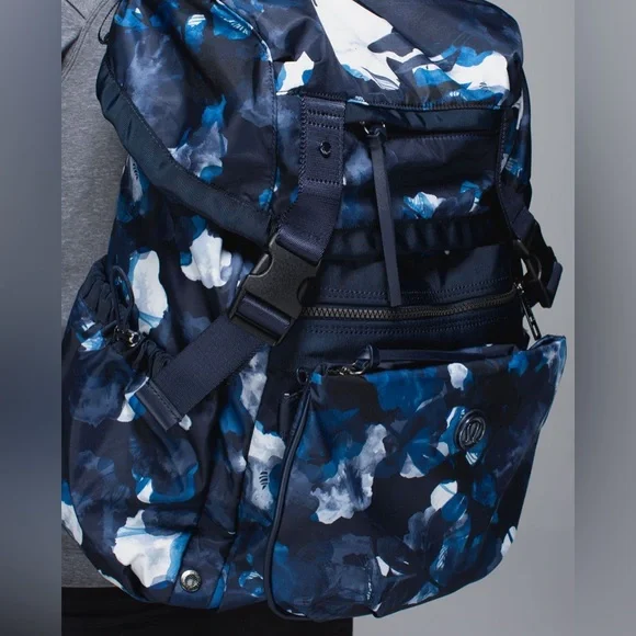 Lululemon Traveling Yogini Rucksack - Picture 5 of 16